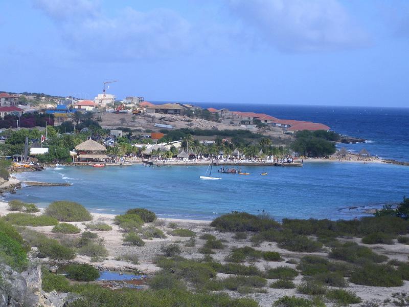 jt01.JPG - Zicht op de Jan Thiel Bay met op de achtergrond bebouwing; als contrast daarmee op de voorgrond de natuurlijke toestand, die verloren zal gaan als het project Halabi zou worden uitgevoerd. Foto genomen in oostelijke richting.